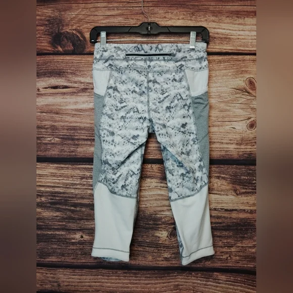 Athleta Women's Gray Patterned Leggings Size Small! In New Condition - Picture 5 of 7